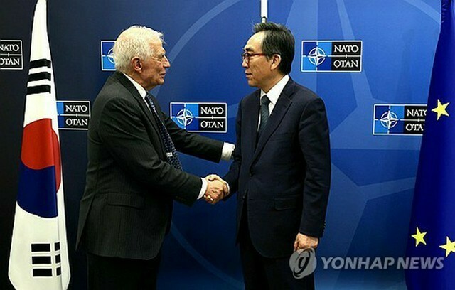 4月4日、ベルギー・ブリュッセルで会談した韓国の趙兌烈・外交部長官（右）とEUのボレル外交安全保障上級代表（外交安全保障上級代表のSNSより）＝（聯合ニュース）≪転載・転用禁止≫