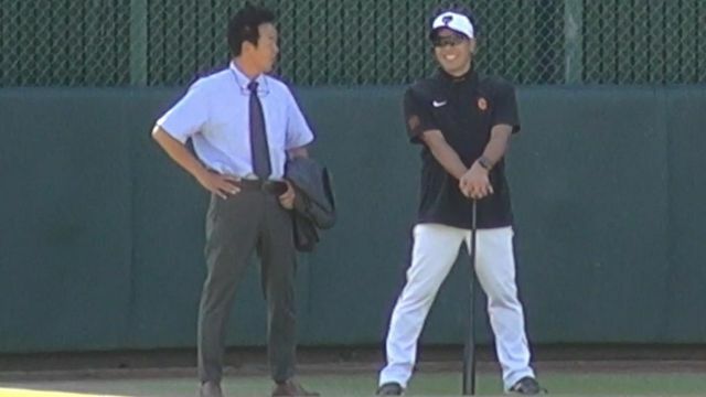 水野雄仁スカウト部長と話す阿部慎之助監督