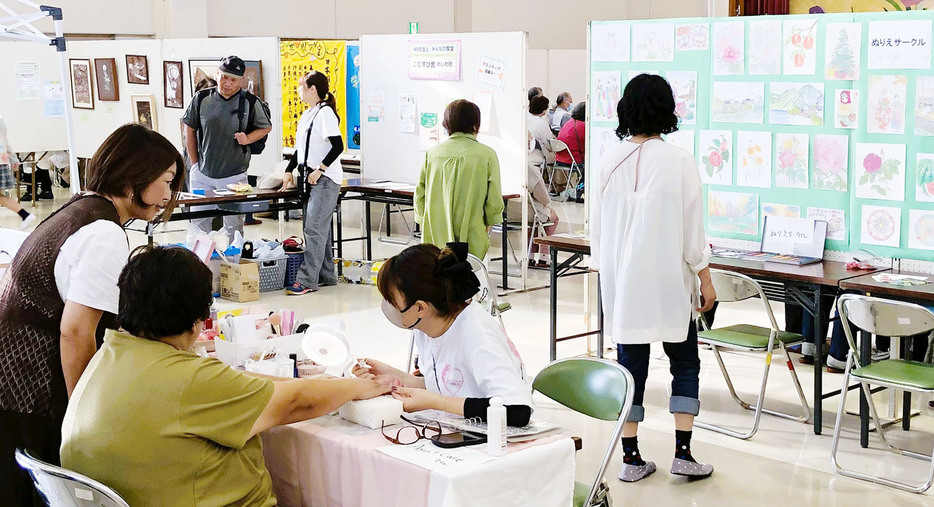 それぞれの活動内容を紹介するサポートセンター発表会＝明和町馬之上の町中央公民館で