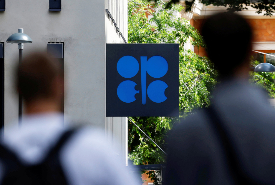 石油輸出国機構（ＯＰＥＣ）加盟国とロシアなどの非加盟国で構成する「ＯＰＥＣプラス」は２日、オンラインで合同閣僚監視委員会（ＪＭＭＣ）会合を開き、現行の生産政策の維持を決定した。５月撮影（２０２４年　ロイター/Leonhard Foeger）