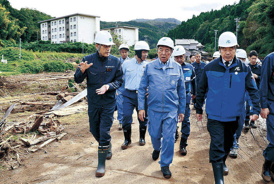 大雨災害で家屋が流された現場を視察する石破首相（手前中央）＝５日午前、輪島市久手川町（代表撮影）