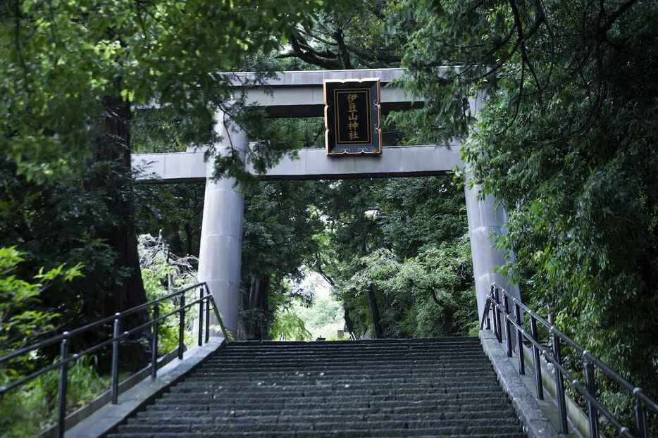 伊豆山神社の参道へは、海辺の走湯神社から835段の階段で繋がっている　 PHOTOGRAPH BY YUKO CHIBA