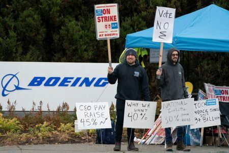 　１０月２３日、米航空機大手ボーイングの米工場で働く労働組合員は、４年間で計３５％の賃上げを含む会社側の新たな労働協約案を拒否し、ストライキを継続することを決めた。写真は労働協約案に関する投票日にピケラインに集まる同社の労働者。ワシントン州レントンで撮影（２０２４　ロイター／David Ryder）