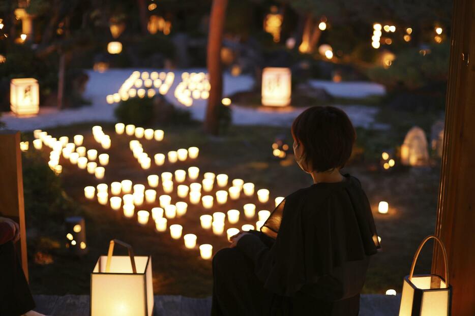 東林院で行われた夜間特別拝観の試験点灯＝10日夕、京都市