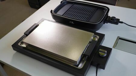 手前がバルミューダの「BALMUDA The Plate Pro」、奥が「減煙焼き肉グリルXGRILL TRIPLE（YHP-TX130）」（筆者撮影）