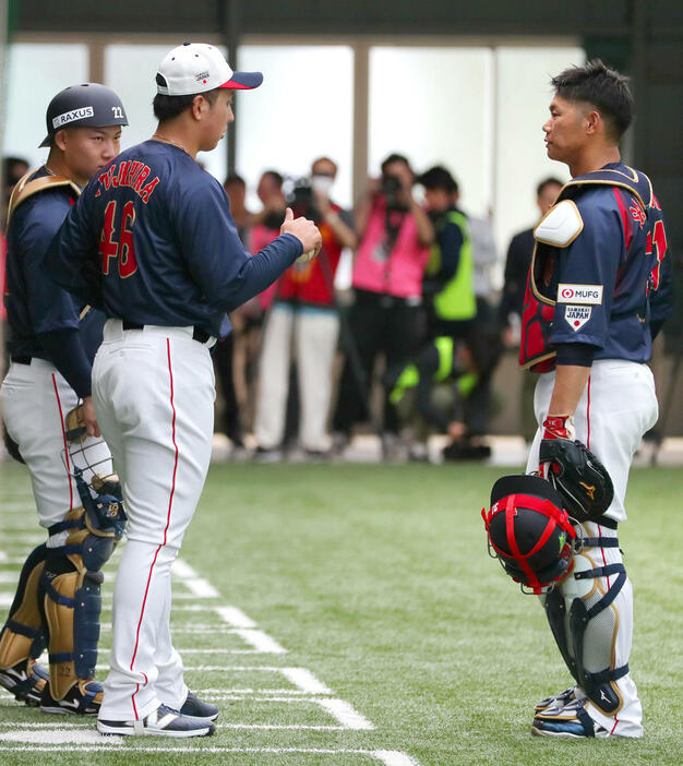 ブルペンで投げ終えた楽天藤平（中央）は広島坂倉（右）と西武古賀に話す（撮影・上山淳一）