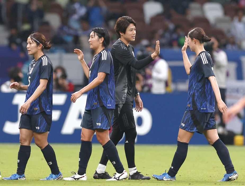 韓国に快勝し、タッチを交わす内田コーチ（右から2人目）＝国立競技場