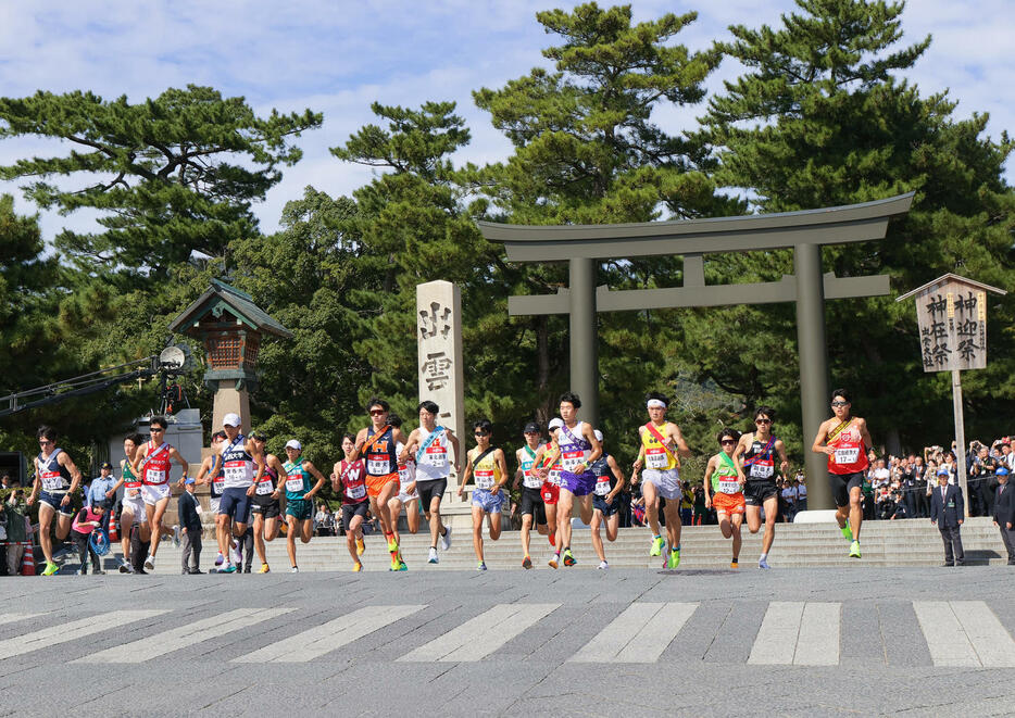 第36回出雲全日本大学選抜駅伝　出雲大社をスタートする選手ら（撮影・上山淳一）