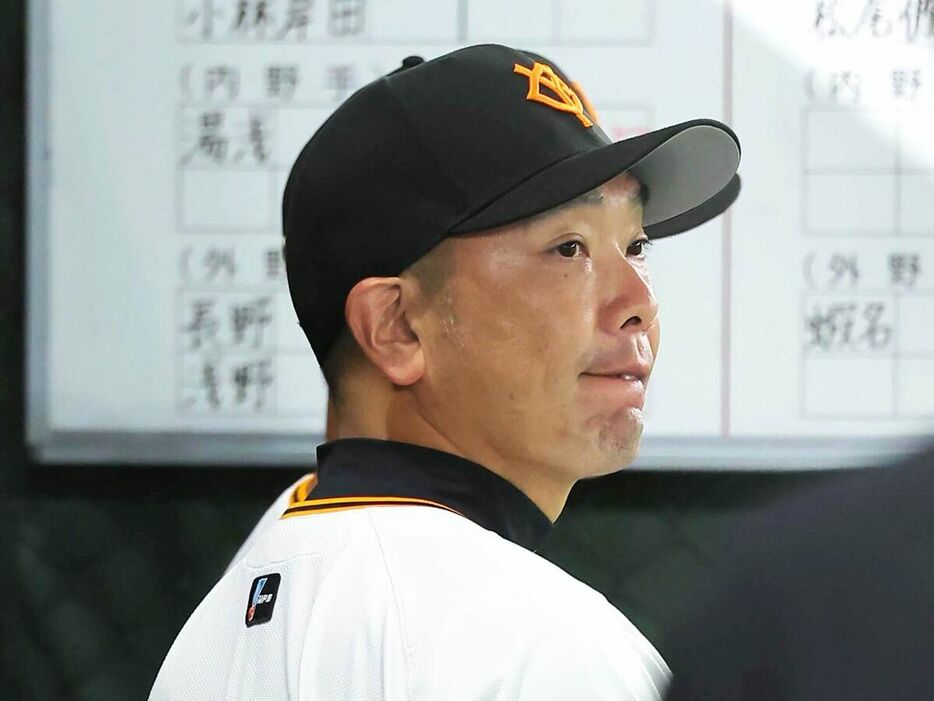 ９回、ベンチから戦況を見つめる阿部監督（カメラ・宮崎　亮太）