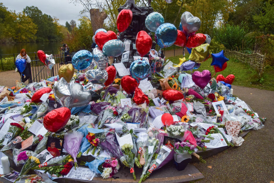 ロンドンの街にはファンからの沢山の花や写真が並べられた