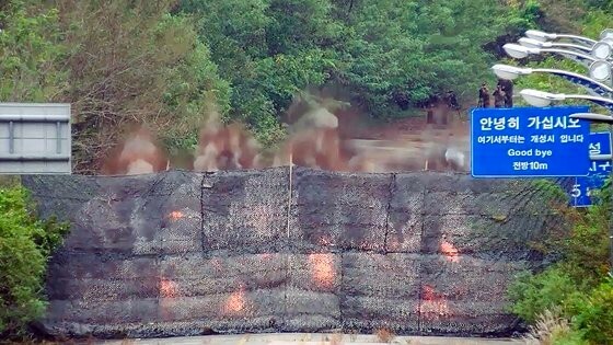 北朝鮮が１５日、東海線と京義線の南北連結道路を爆破した。韓国軍は北朝鮮の挑発的行為への対応次元として軍事境界線（ＭＤＬ）南側地域に対応射撃を実施した。［写真　韓国合同参謀本部］