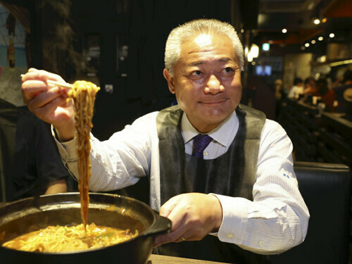 カレー鍋を食べ、英気を養う日本維新の会の馬場代表（１６日、東京都港区で）＝野口哲司撮影