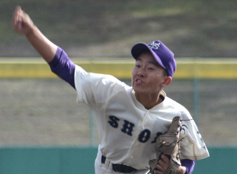 【米子松蔭－創志学園】米子松蔭の先発・新里希夢投手＝島根県立浜山公園野球場で2024年10月25日午後1時52分、深野麟之介撮影