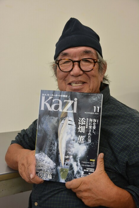 自身の特集が載る「Ｋａｚｉ」１１月号を手にする添畑さん＝熱海市内