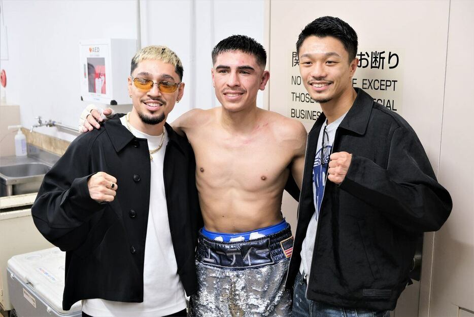 判定勝ちしたエイドリアン・アルバラード（中央）と応援に駆け付けた中谷潤人（右）とアンソニー・オラスクアガ