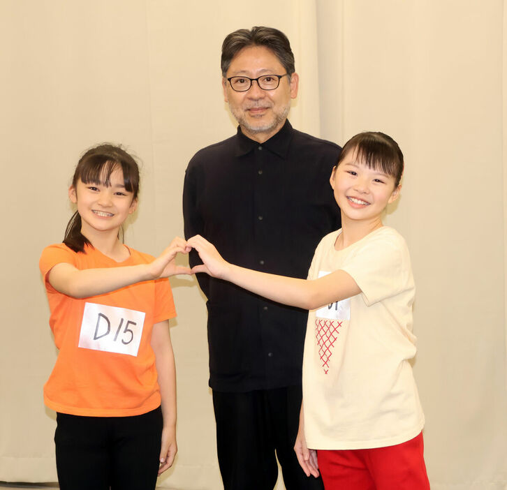 ミュージカル「アニー」の主役に決まった丸山果里菜さん（左）と小野希子さん、演出家の山田和也氏（カメラ・松下　大樹）