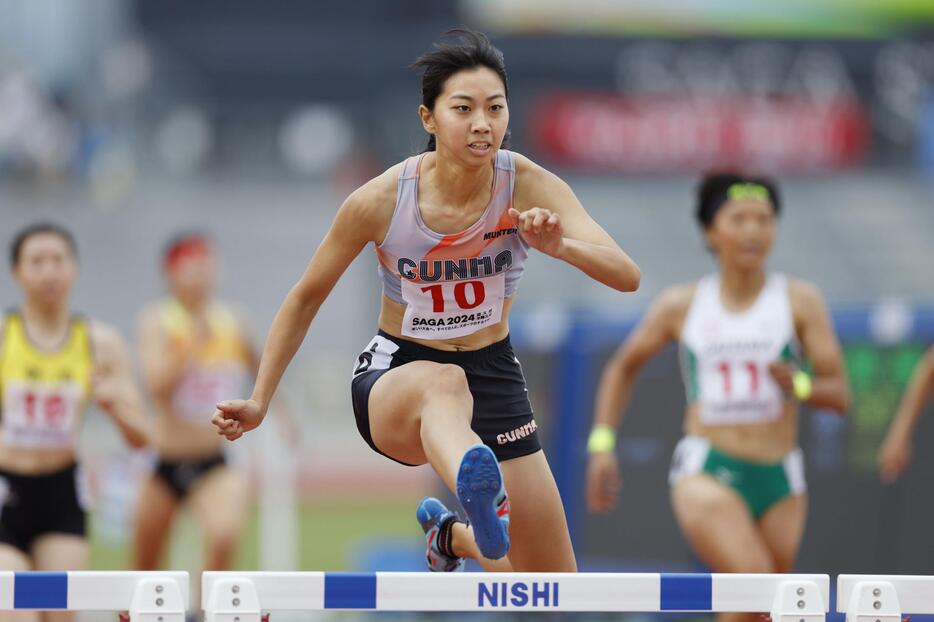 少年女子A300メートル障害決勝　40秒58のU20日本新で優勝した群馬・横山涼葉＝SAGAサンライズパーク陸上競技場