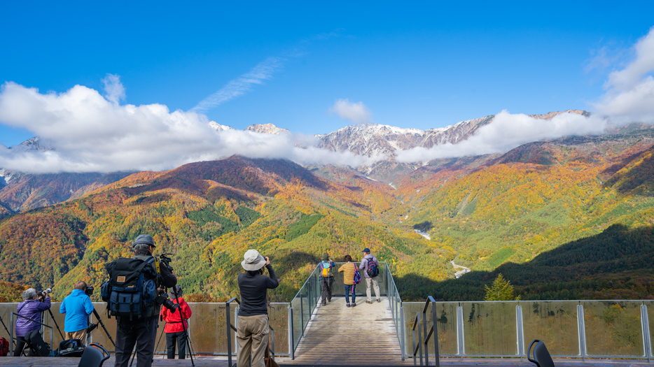 10月半ばからは、山頂の雪と中腹の紅葉、麓の緑の「三段紅葉」が楽しめる