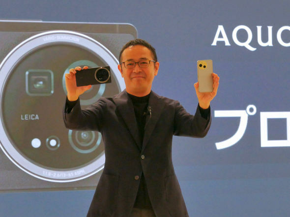 「プロ、できました」のメッセージとともに「AQUOS R9 pro」披露するシャープの小林氏