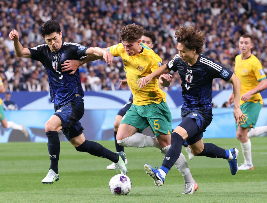 サッカーＷ杯予選。オーストラリア戦の前半、相手選手を囲む谷口（左）と板倉＝１５日、埼玉スタジアム