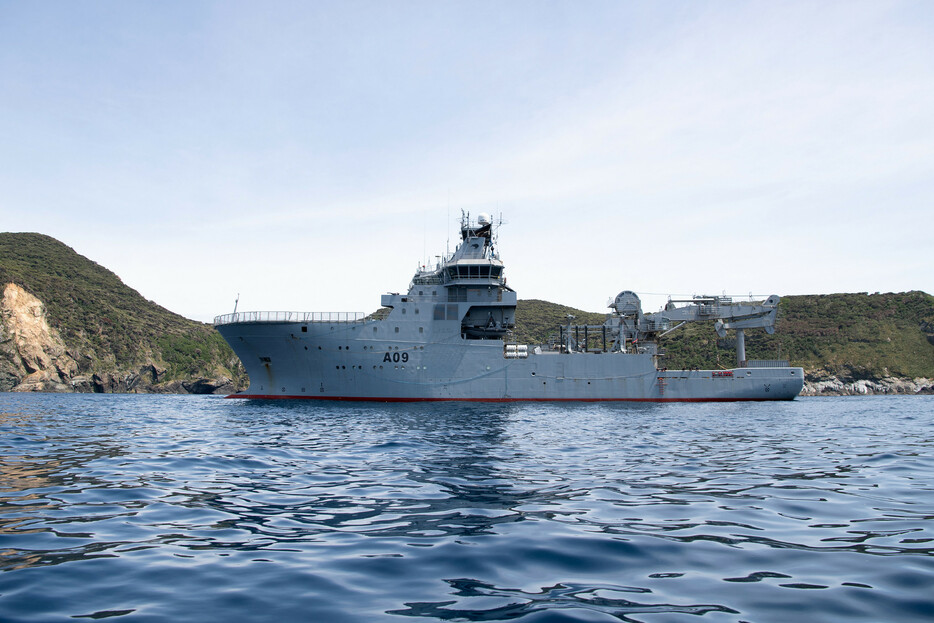 ニュージーランド（ＮＺ）海軍の多目的支援艦「マナワヌイ」（写真）が５日夜、南太平洋のサモア沖で座礁事故を起こし、６日朝までに沈没した。乗員は救命ボートなどで脱出し救助された＝２０２３年撮影、ＮＺ軍提供