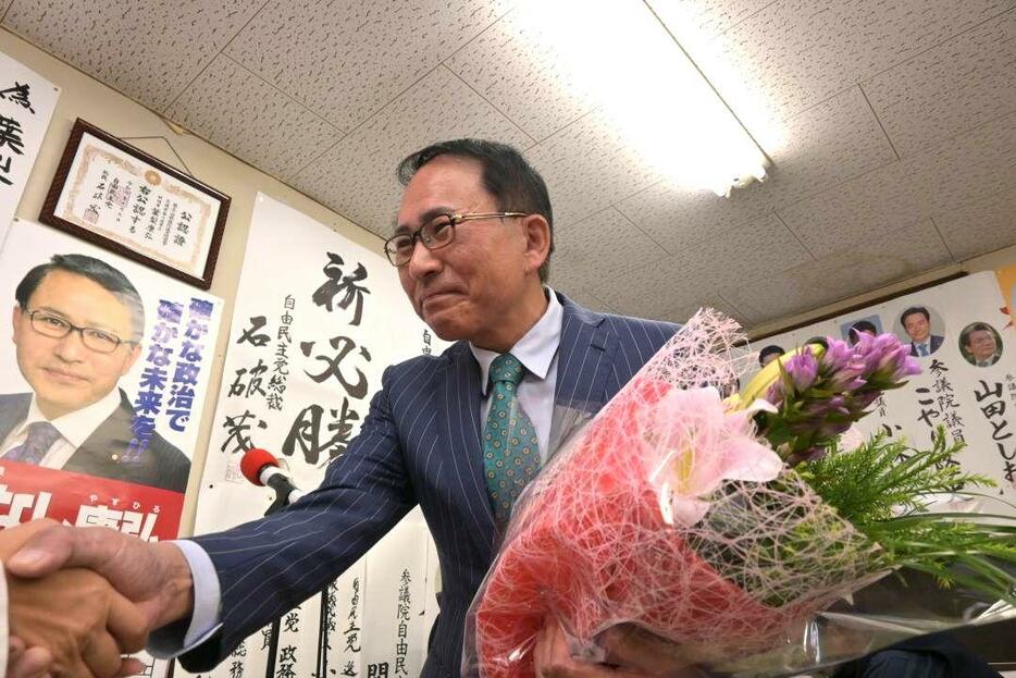 当選確実を決め、支持者から花束を受け取る葉梨康弘氏=27日午後11時20分、取手市桑原