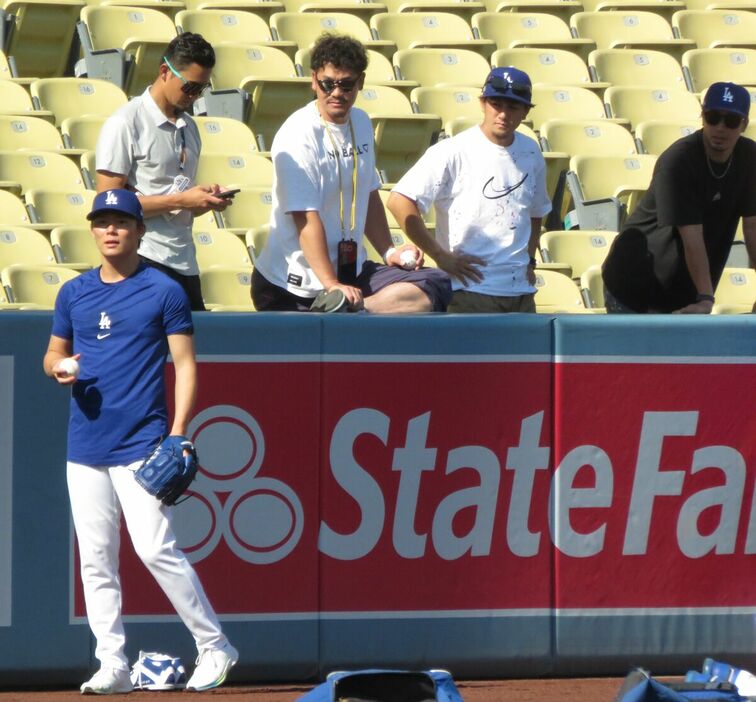 ドジャースタジアムを訪れた（右から）元オリックス・安達氏、小田氏、Ｔ―岡田氏。ドジャース・山本由伸（左）を激励した