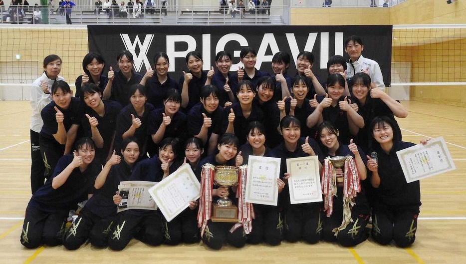 ＜RIGAVIL　CUP2024　関西大学バレーボール連盟秋季リーグ＞秋季2連覇を果たした龍谷大の選手たち（撮影・手嶋　愛子）