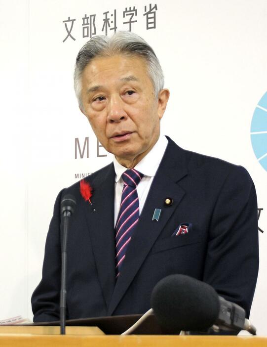 最後の閣議後記者会見をする盛山文科相＝1日午前、文科省