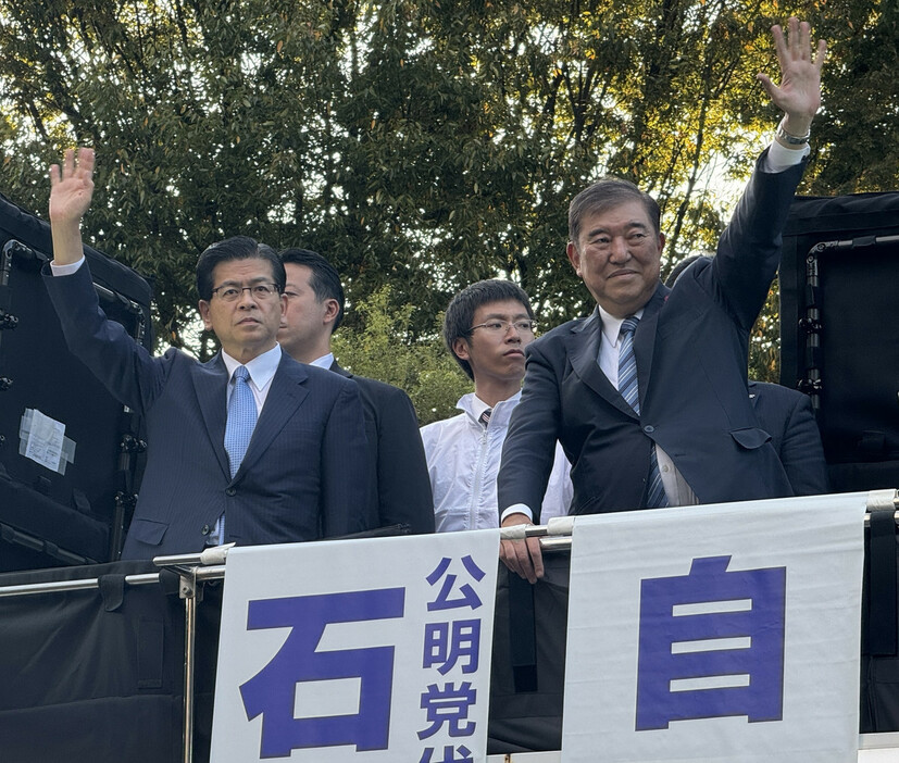 衆院選に向けて街頭演説する石破茂首相（右）と石井啓一公明党代表＝１３日午後、東京・ＪＲ武蔵境駅前