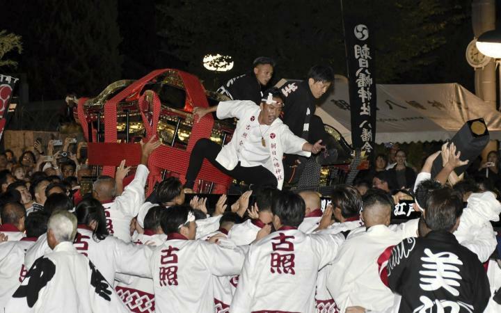 豪快な鉢合わせを披露する大人みこし＝5日夜、松山市朝美1丁目