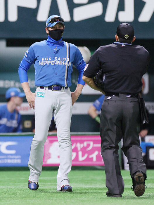 プロ野球ＣＳ・ソフトバンク―日本ハム。２回、選手交代を告げる日本ハムの新庄監督（左）＝１７日、みずほＰａｙＰａｙ