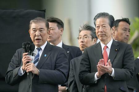 石破首相と公明党の山口前代表。自民・公明の与党過半数維持がメインシナリオだが……（写真：共同通信社）