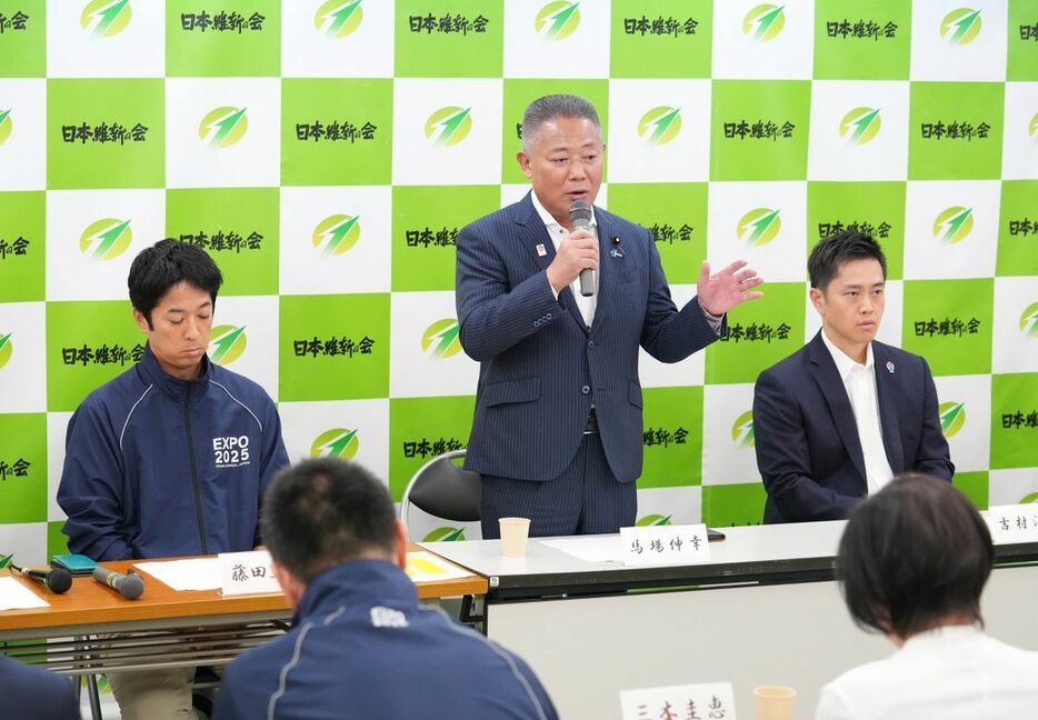 日本維新の会常任役員会の冒頭、あいさつする馬場伸幸代表（中央）。左は藤田文武幹事長、右は吉村洋文共同代表＝31日午後、大阪市中央区（恵守乾撮影）