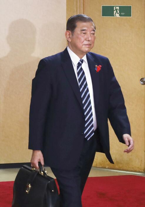 自民党本部に入る石破首相＝5日夜、東京・永田町