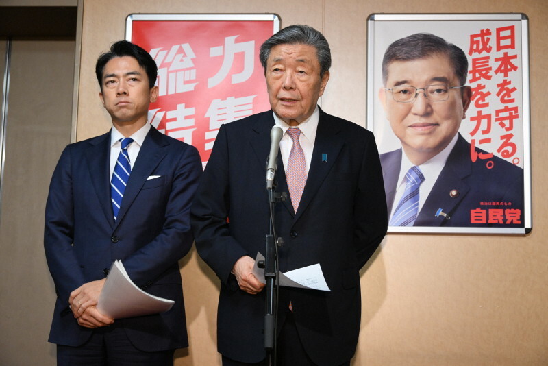 自民党選挙対策本部の会合を終え、報道陣の取材に応じる森山裕幹事長（右）と小泉進次郎選対委員長＝同党本部で2024年10月11日午後3時8分、平田明浩撮影