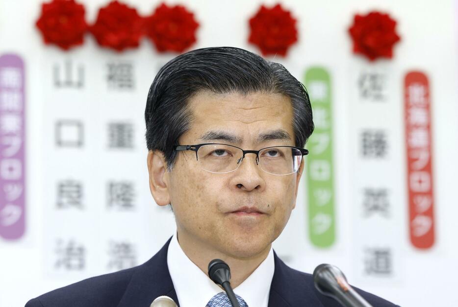 公明党本部で記者会見する石井代表＝28日午前、東京都新宿区