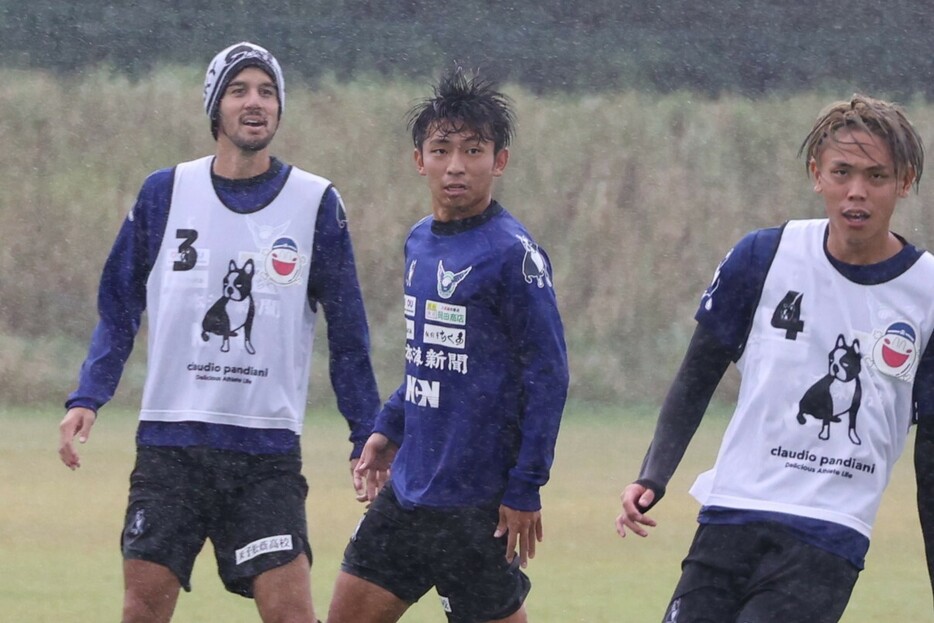 雨が降る中で練習に励む三木。昇格プレーオフ圏内を目指すチームへの貢献を期している（写真◎石倉利英）