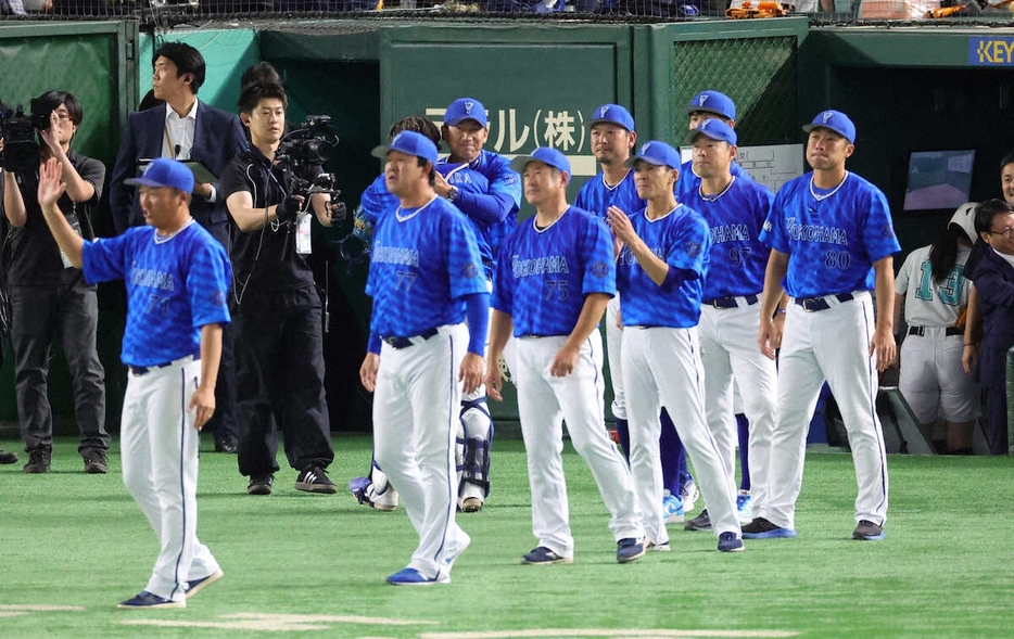 ＜巨・D＞日本シリーズ進出を決め抱き合って喜ぶ三浦監督らDeNAナイン　（撮影・白鳥　佳樹）