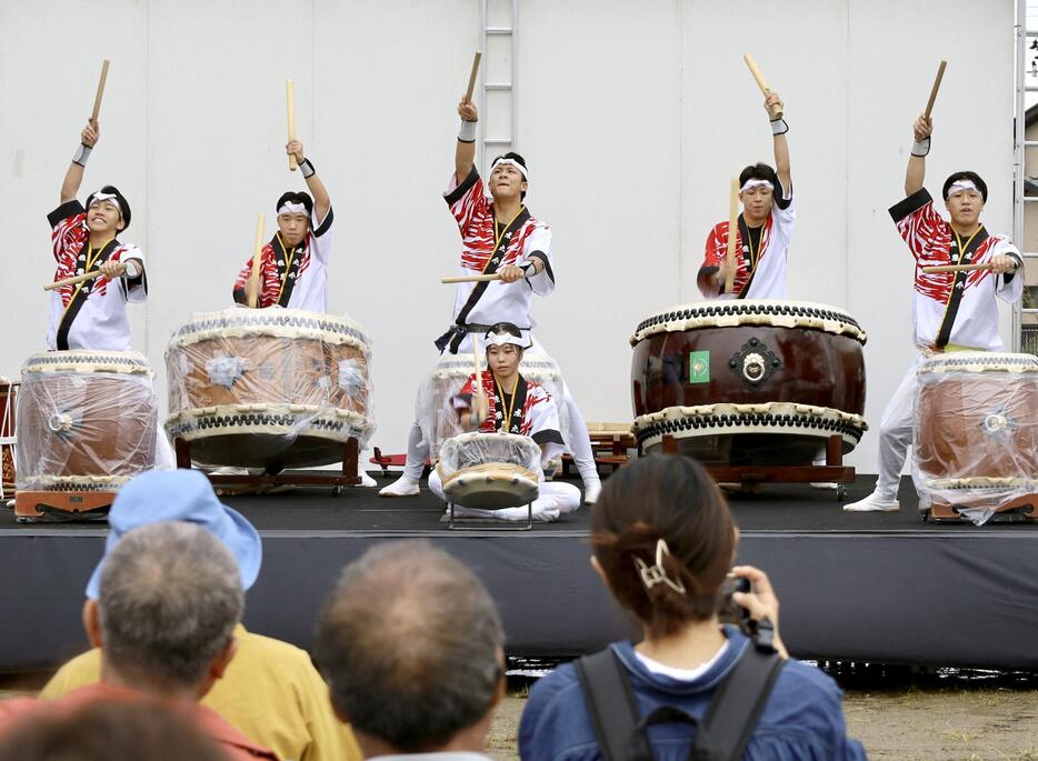 宮城県名取市閖上地区で開かれた「閖上復興まつり～絆～」で演奏する石川県輪島市の和太鼓グループ＝6日午後