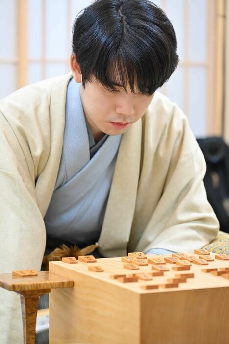 竜王戦第２局に臨んだ藤井聡太竜王（日本将棋連盟提供）