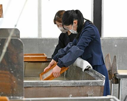 紙すきを体験される天皇、皇后両陛下の長女愛子さま＝12日午後3時56分、佐賀県佐賀市大和町（撮影・川南慎司）