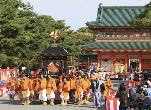 華やかな装束姿で平安神宮を出発する行列（２２日午前、京都市左京区で）＝川崎公太撮影