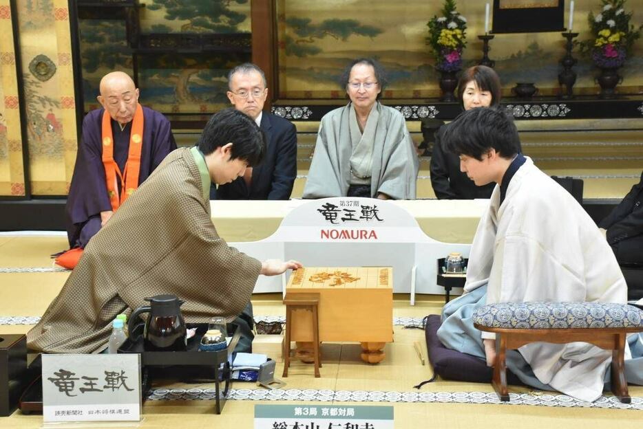 将棋の第37期竜王戦七番勝負第3局1日目に臨む左から藤井聡太竜王、佐々木勇気八段＝京都市・総本山仁和寺（日本将棋連盟提供）