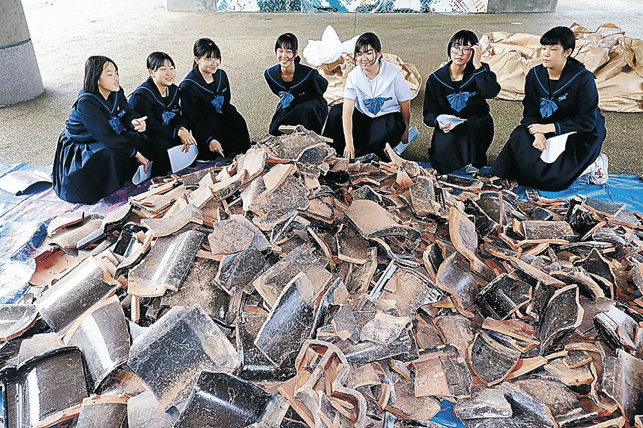 運び込まれた瓦を前に壁画の制作意欲を高める生徒＝津幡町津幡南中