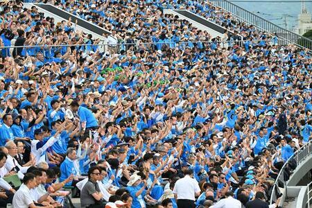 佐賀国スポの総合開会式を前にオープニングプログラムで盛り上がる観客＝５日午後２時２８分、佐賀市のＳＡＧＡスタジアム