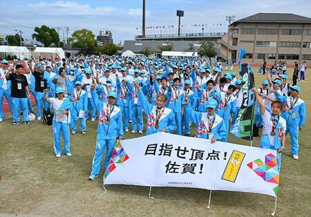 佐賀国スポの総合開会式を前に結団式をする佐賀県選手団＝５日午後１時２１分、佐賀市のＳＡＧＡスタジアム第２競技場