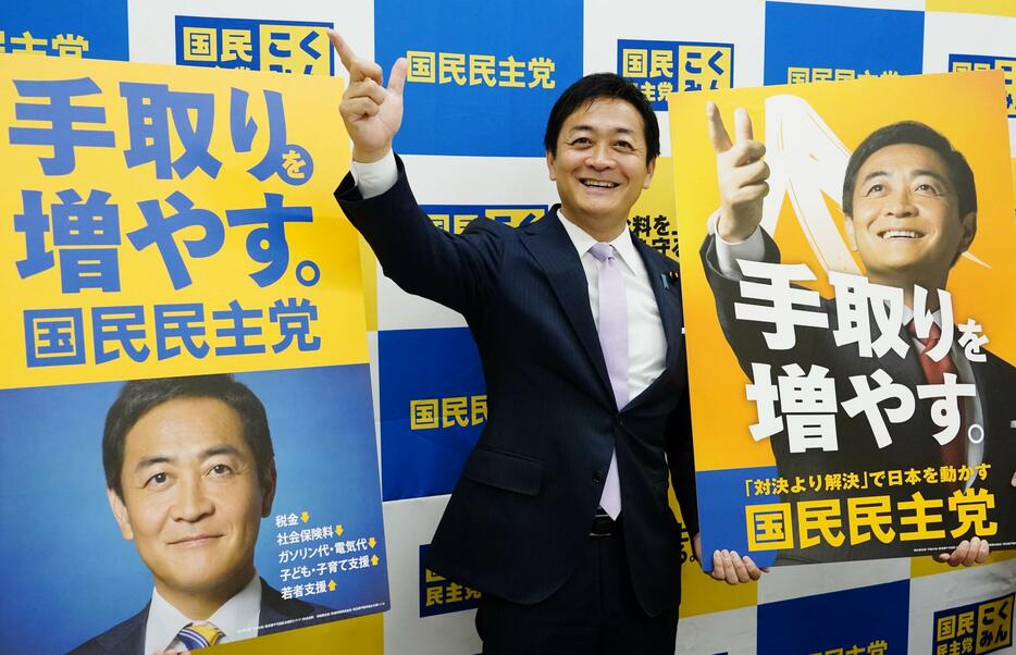 衆院選の公約を発表し、撮影に応じる国民民主党の玉木代表＝8日午前、国会