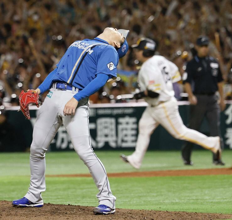 5回、ソフトバンク・山川（奥）に本塁打を浴びた日本ハム・宮西＝みずほペイペイドーム