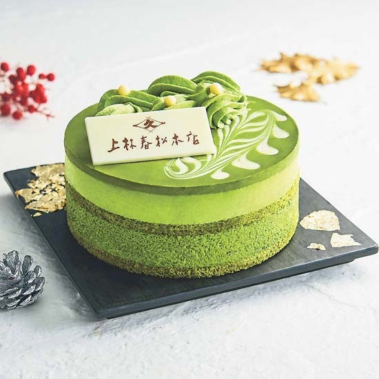 ファミリーマートの抹茶のクリスマスケーキ。追いがけ用の抹茶粉が付く（同社提供）